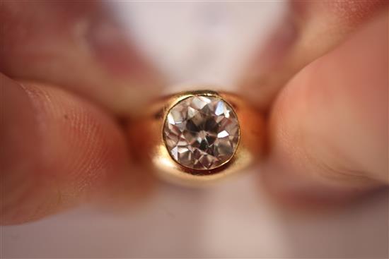 A gentlemans 18ct gold solitaire diamond ring, size L.